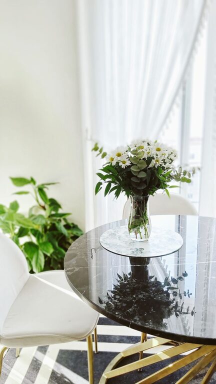 Sezonowe odświeżanie wnętrza bez kupowania nowych mebli